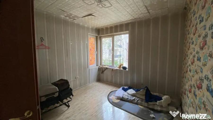 Apartament cu 3 camere semidecomandat în Basarab