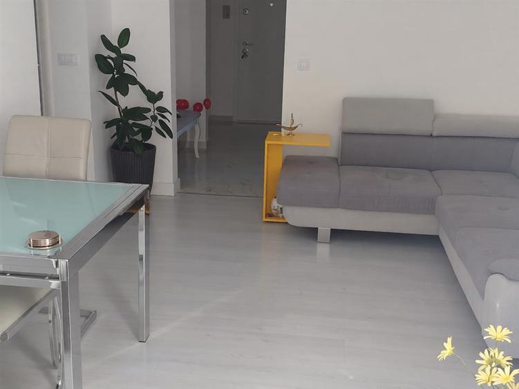 Apartament cu 3 camere semidecomandat, mobilat în Podu Roș
