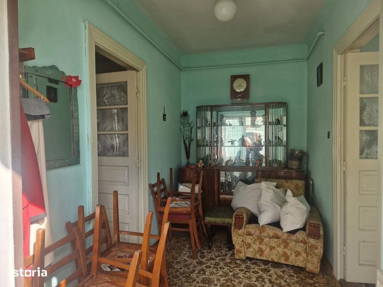 Casă cu 3 camere semidecomandat în Central
