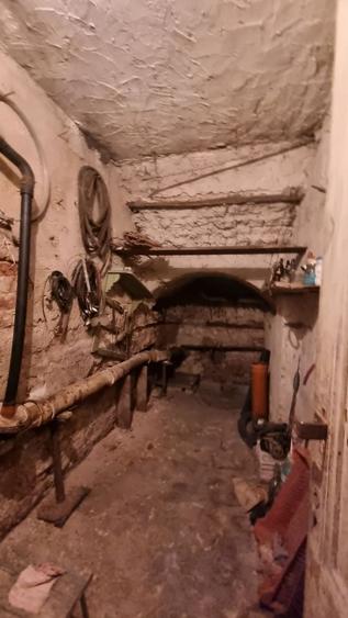 Casă individuală cu 5 camere cu Canalizare în Calea Victoriei