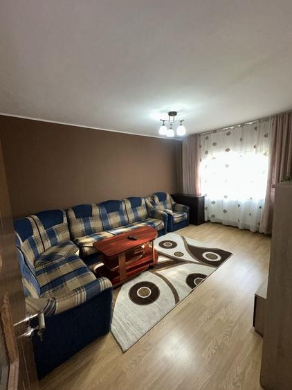 Apartament cu 3 camere decomandat în Poarta 6