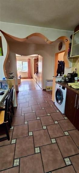 Apartament cu 4 camere decomandat, mobilat în Tractorul