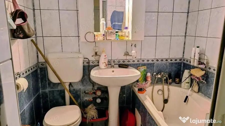 Apartament cu 3 camere decomandat în Berceni