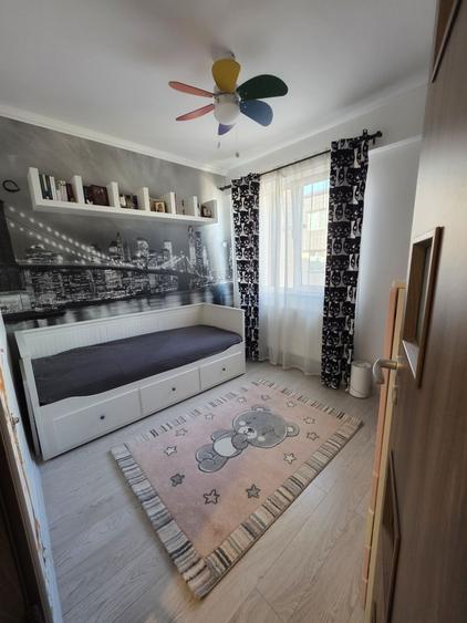 Apartament cu 3 camere decomandat în Roșu