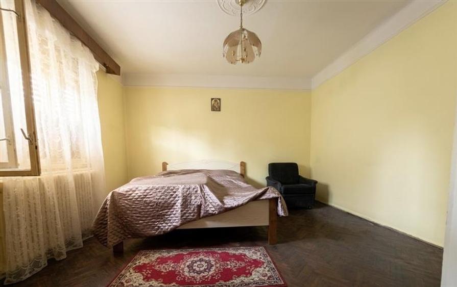 Casă individuală cu 8 camere cu Canalizare în Central