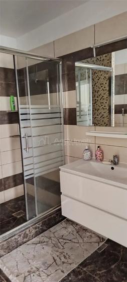 Casă cu 7 camere cu Teren 500 Mp în Central