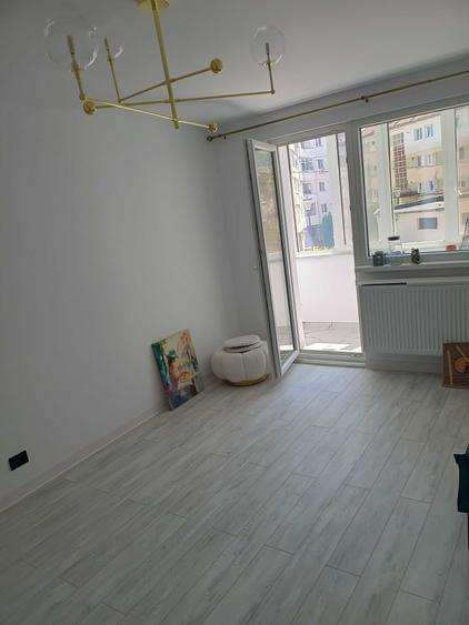 Apartament cu 4 camere semidecomandat în Central