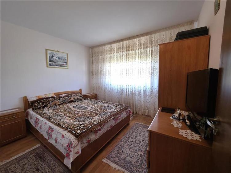 Apartament cu 4 camere semidecomandat în Craiovița Nouă