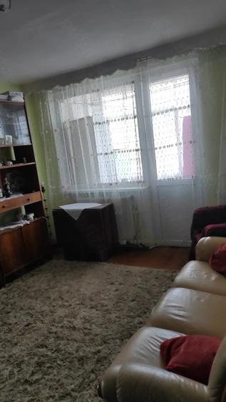 Apartament cu 3 camere semidecomandat în Dărmănești