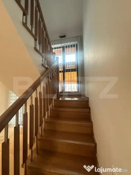 Casă cu 5 camere cu Teren 1600 Mp în Central