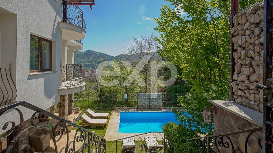 Casă individuală cu 11 camere cu Piscina în Drumul Poienii