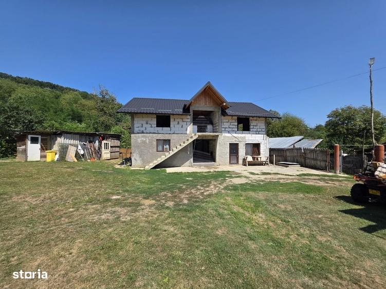 Casă cu 4 camere în Davidești