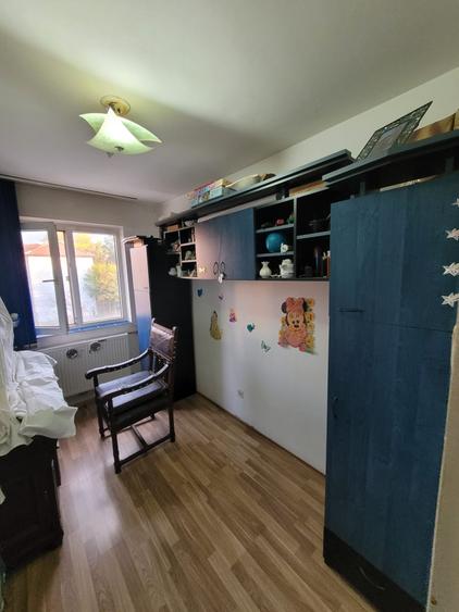 Apartament cu 3 camere semidecomandat în Dacia
