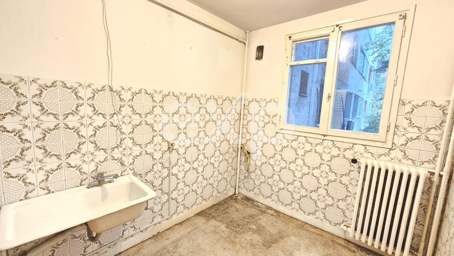 Apartament cu 3 camere semidecomandat în Titan