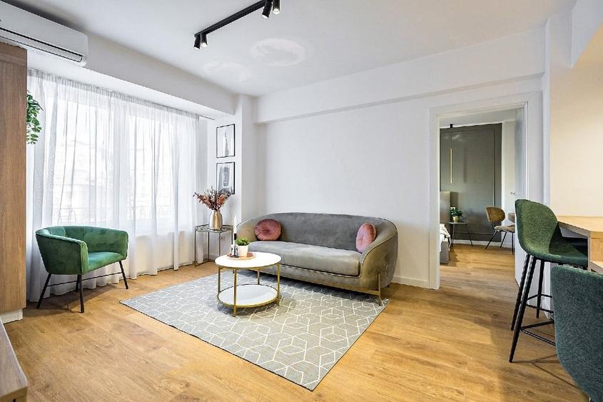 Apartament cu 3 camere semidecomandat, mobilat în P-ța Romană