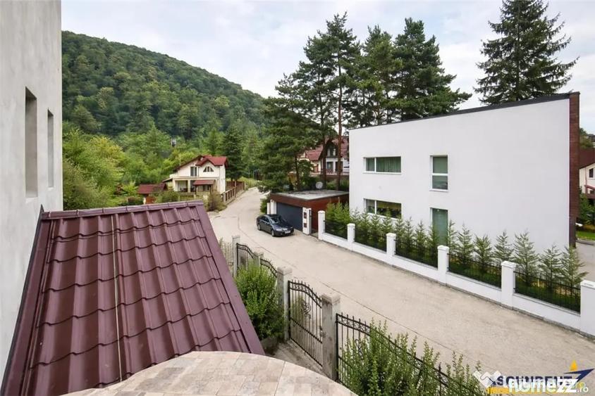 Casă cu 9 camere cu Teren 843 Mp în Central