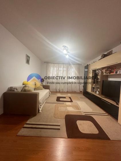 Apartament cu 3 camere semidecomandat în Mărăței