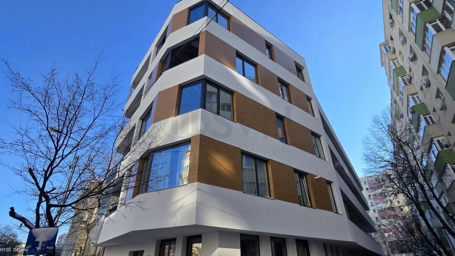 Apartament cu 4 camere semidecomandat în Mihai Bravu