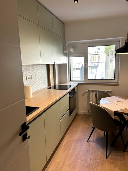 Apartament cu 3 camere semidecomandat în Dorobanți