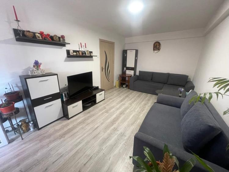Apartament cu 3 camere decomandat, mobilat în Valea Rosie