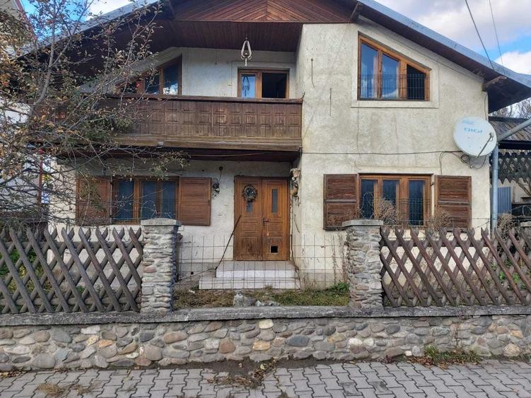 Casă cu 4 camere nedecomandat cu Teren 556 Mp în Central