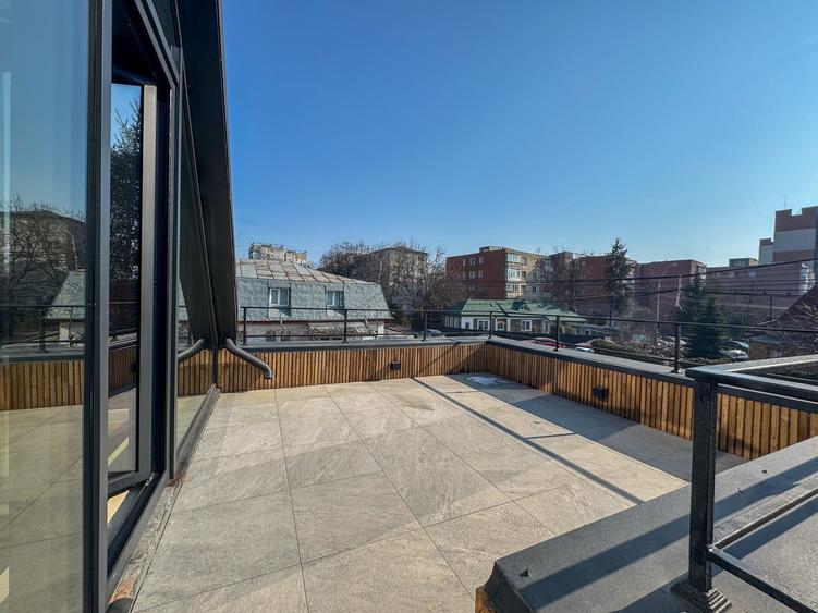 Casă cu 4 camere cu Teren 370 Mp în Tătărași
