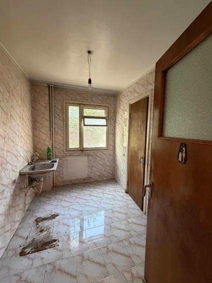 Apartament cu 3 camere semidecomandat în Apusului