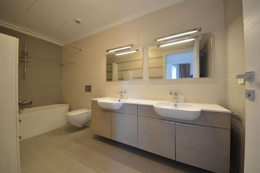 Apartament cu 4 camere decomandat, mobilat în Capitale