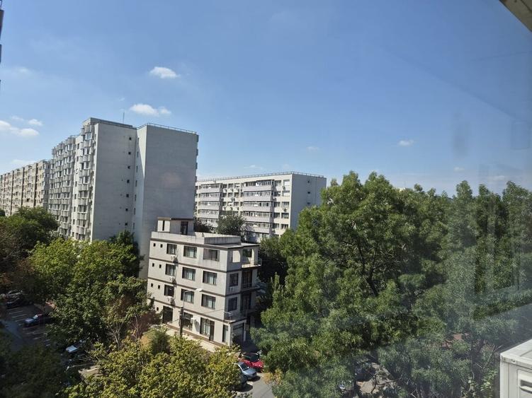 Apartament cu 3 camere semidecomandat în Câmpia Libertății