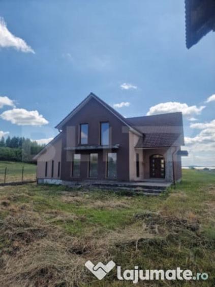 Casă cu 4 camere cu Teren 5600 Mp în Central