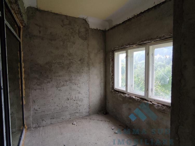 Casă individuală cu 10 camere cu Canalizare în Furnica