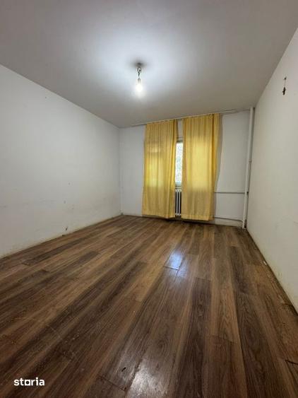 Apartament cu 4 camere semidecomandat în Berceni