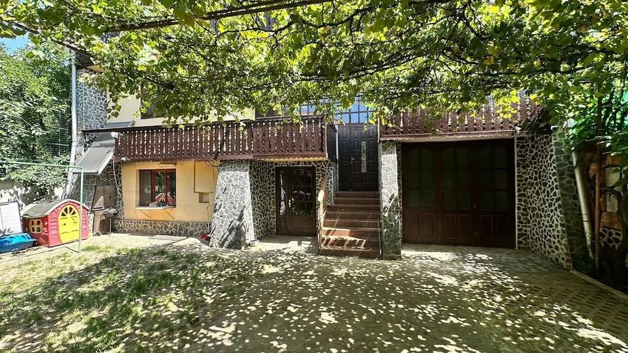 Casă cu 7 camere cu Teren 500 Mp în Calea Poplăcii