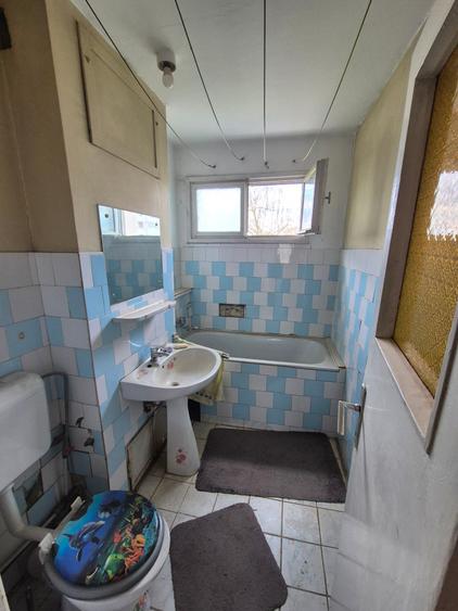 Apartament cu 3 camere semidecomandat în Micro I