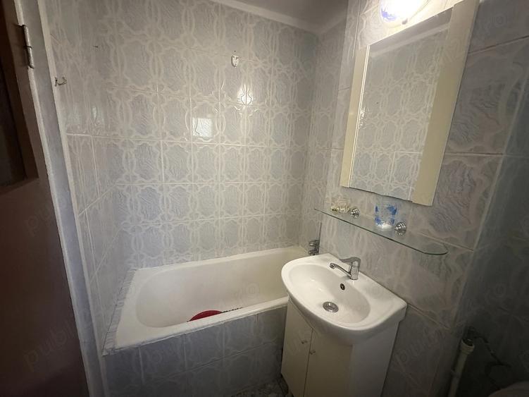 Apartament cu 3 camere semidecomandat în Găvana