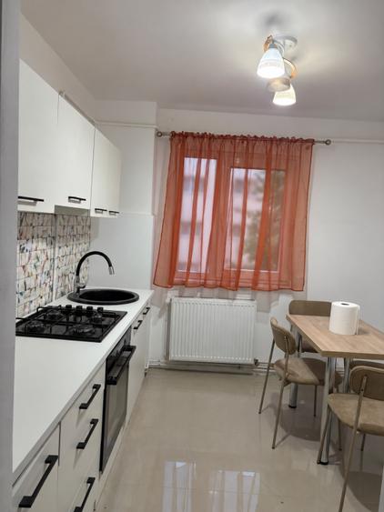 Apartament cu 3 camere semidecomandat, mobilat în Circumvalațiunii