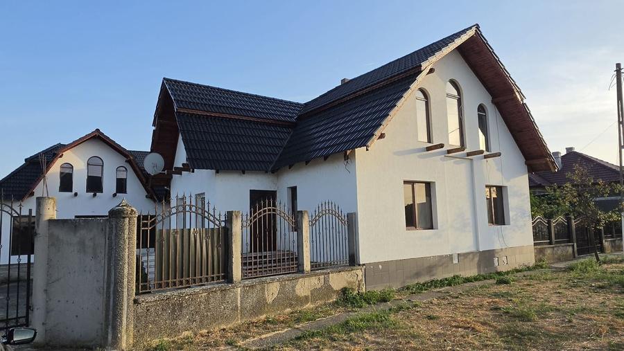 Casă individuală cu 8 camere cu Canalizare în Covăsinț