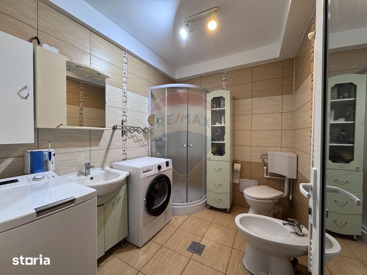 Casă cu 7 camere cu Teren 607 Mp în Central
