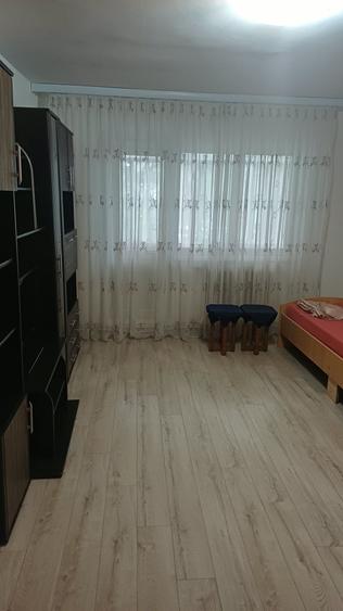 Apartament cu 3 camere decomandat în Exterior Vest