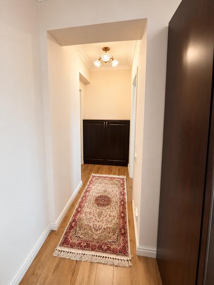Apartament cu 3 camere semidecomandat în P-ța Victoriei