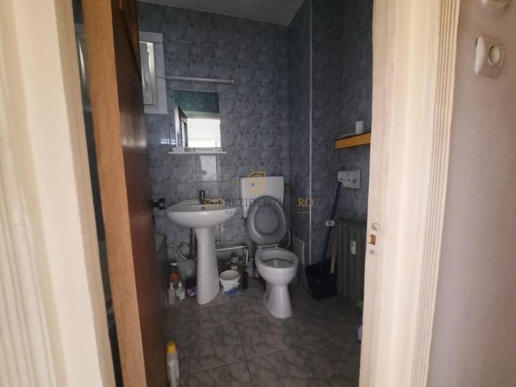 Apartament cu 3 camere semidecomandat în Berceni