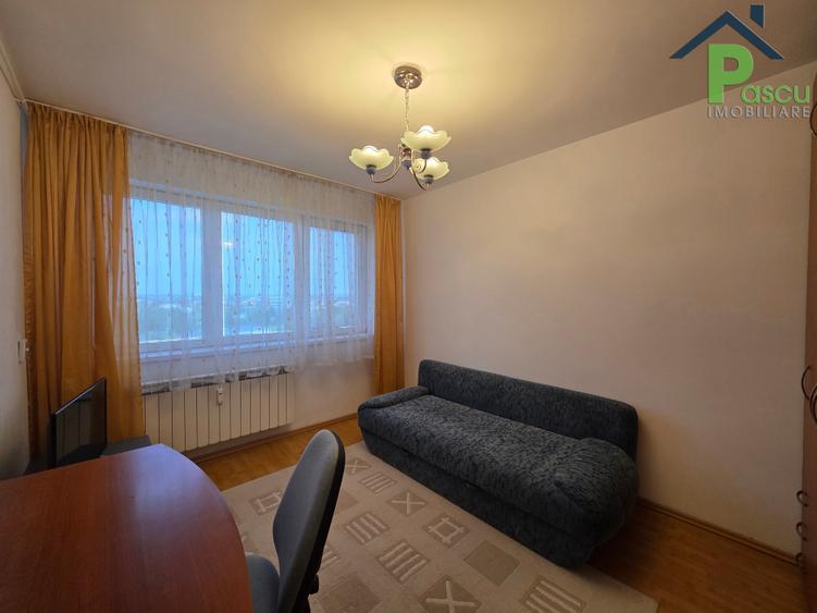 Apartament cu 3 camere decomandat în Pajura