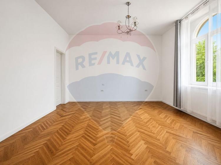 Apartament cu 4 camere decomandat în Central