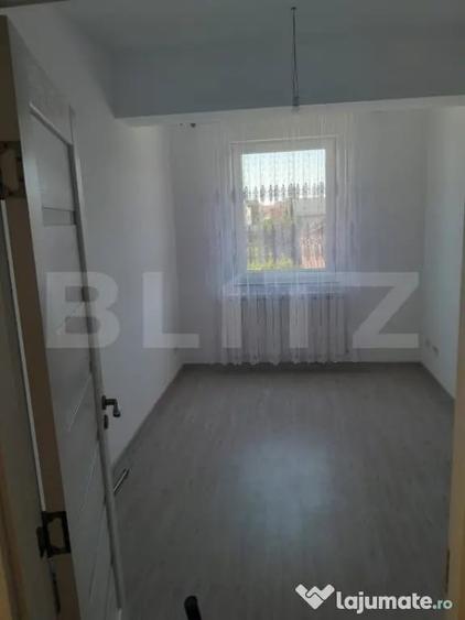 Apartament cu 3 camere semidecomandat în Obcini