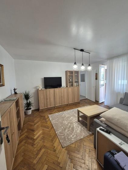 Apartament cu 3 camere circular, mobilat în Faleza Nord