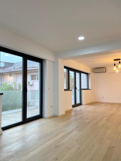 Apartament cu 3 camere decomandat în Polonă