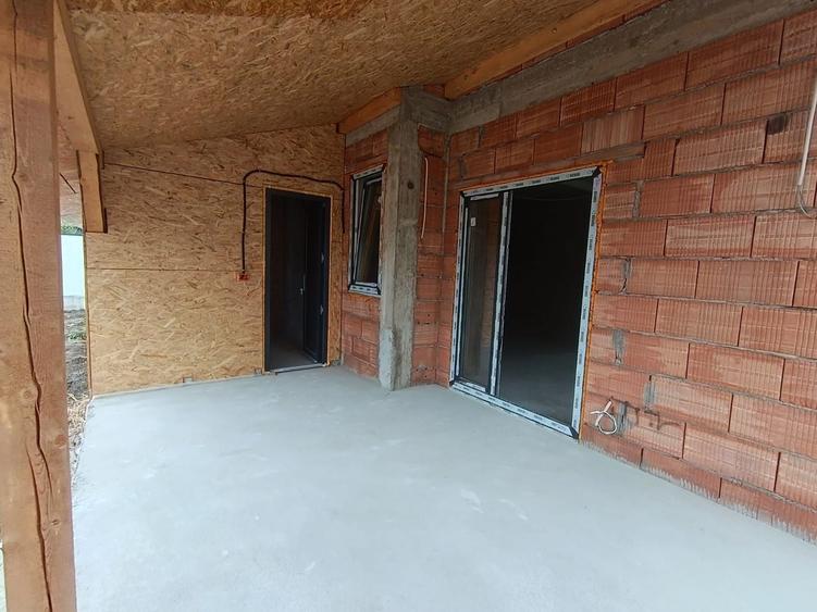 Duplex cu 8 camere cu Canalizare în Giarmata-Vii