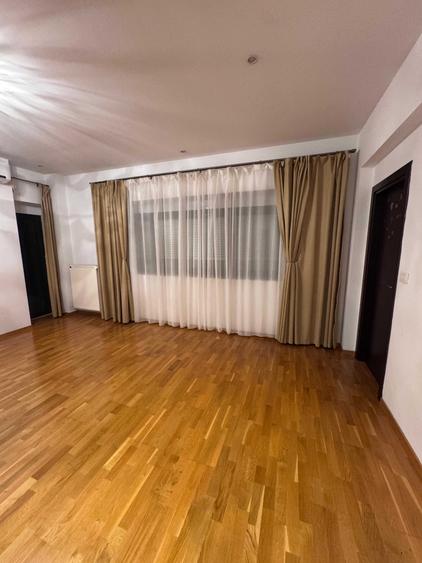 Apartament cu 3 camere decomandat în Băneasa
