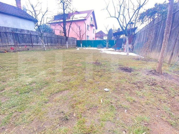 Casă individuală cu 12 camere cu Garaj în Florilor