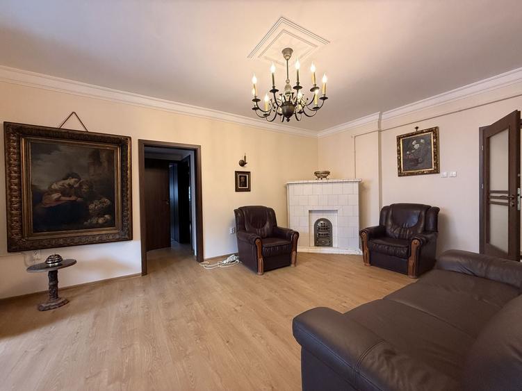 Apartament cu 4 camere semidecomandat în Primăverii